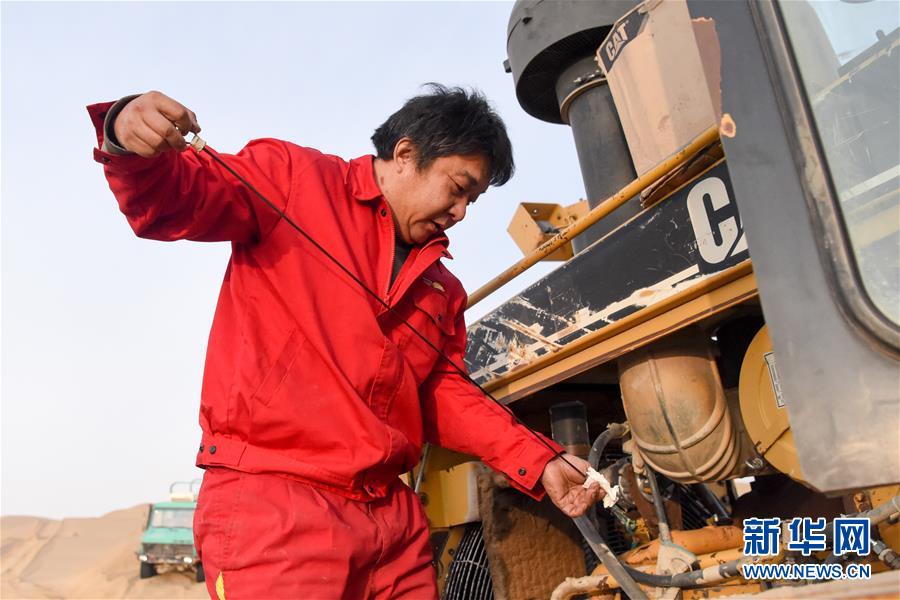 (新春走基層·圖文互動)(4)特寫:與車為伴,獨行沙海