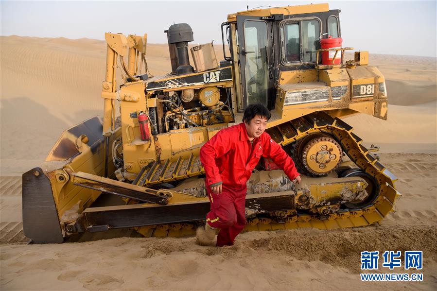 (新春走基層·圖文互動)(5)特寫:與車為伴,獨行沙海