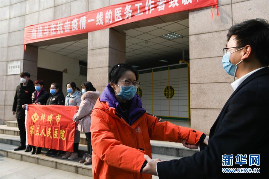 (在習近平新時代中國特色社會主義思想指引下——新時代新作為新篇章·習近平總書記關切事·圖文互動)(7)當億萬只手緊握在一起……——戰“疫”一線感受中國力量