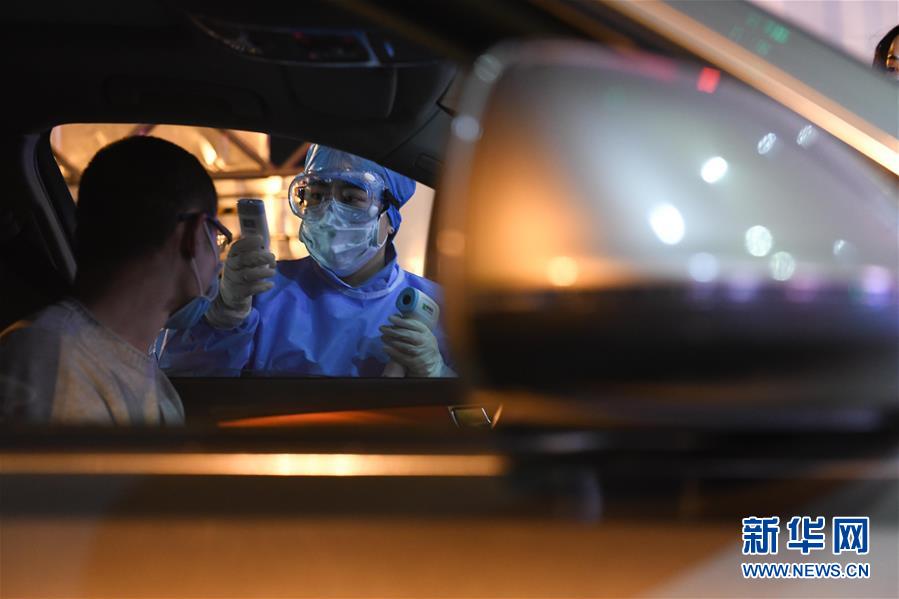 (在習近平新時代中國特色社會主義思想指引下——新時代新作為新篇章·習近平總書記關切事·圖文互動)(6)當億萬只手緊握在一起……——戰“疫”一線感受中國力量