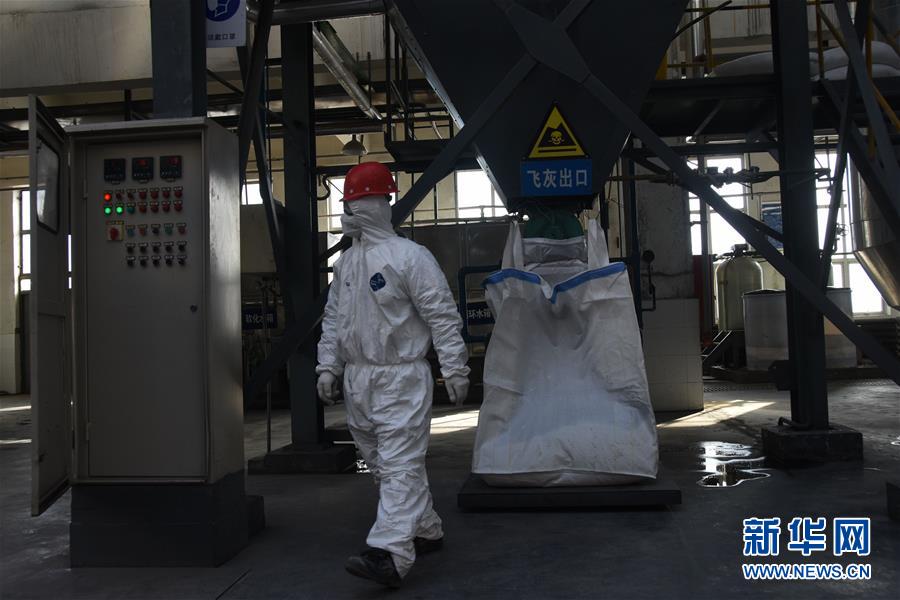 (聚焦疫情防控·圖文互動)(3)另類“白衣戰士”:堅守醫療廢物處置第一線