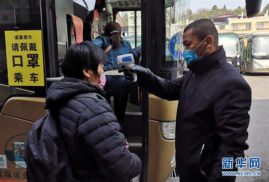 （做好六穩工作 應對復雜局面·圖文互動）（4）四川：“點對點、一站式”送農民工安全返崗