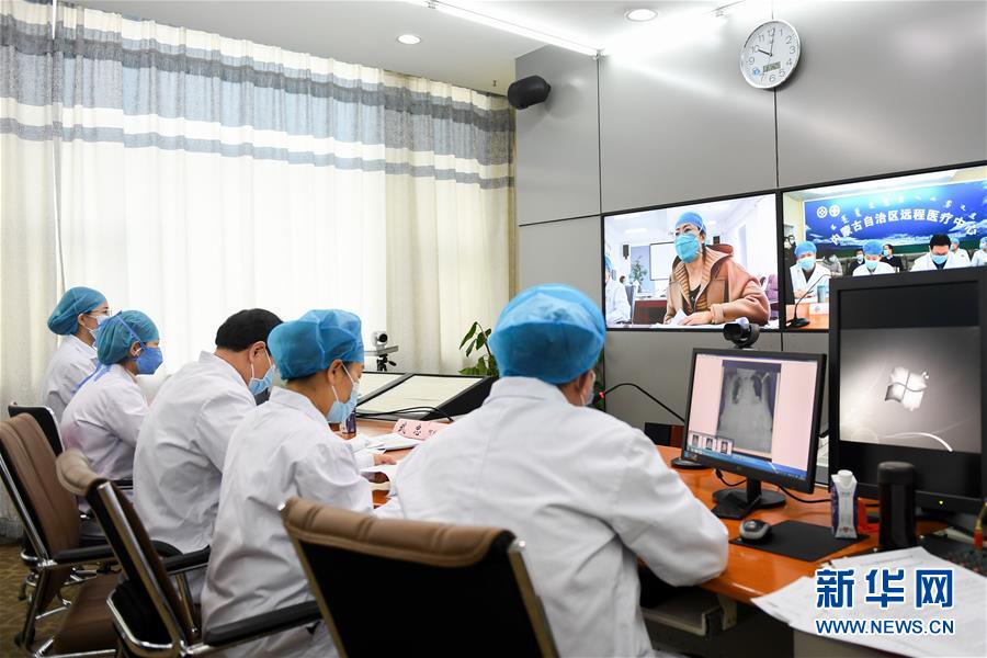 (聚焦疫情防控·圖文互動)(2)特寫:遠程醫(yī)療中心里的生命接力