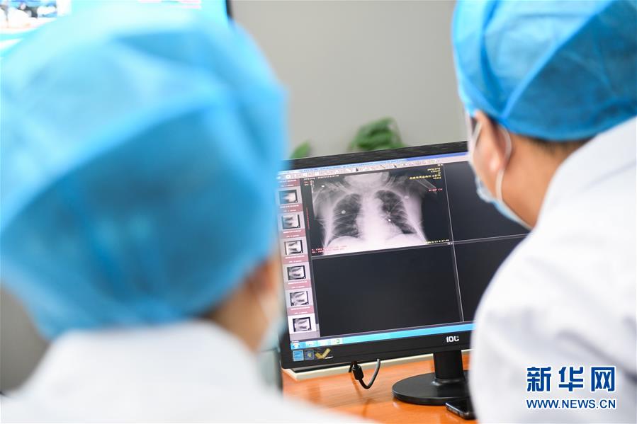 (聚焦疫情防控·圖文互動)(5)特寫:遠程醫(yī)療中心里的生命接力