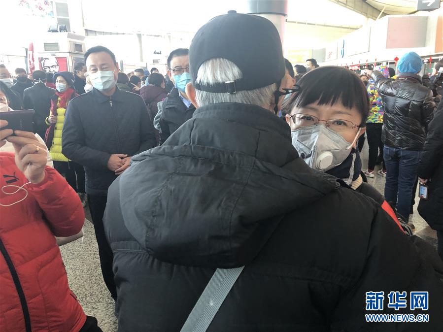 (熱點(diǎn)鮮報(bào)·圖文互動(dòng))(1)三代人的約定:父母送我援湖北,我給孩子樹榜樣