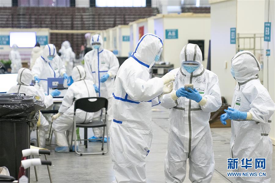 (新華全媒頭條·圖文互動)(2)火線上的中流砥柱——獻給奮戰(zhàn)在抗疫一線的醫(yī)務工作者