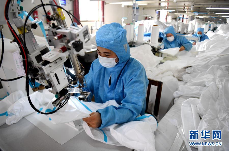 (聚焦疫情防控·圖文互動)(1)我們能多產一件,前方就少一份風險——醫用防護服“河北制造”緊急“起飛”記