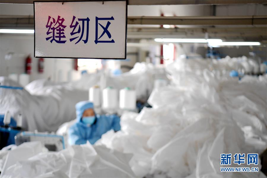 (聚焦疫情防控·圖文互動)(2)我們能多產一件,前方就少一份風險——醫用防護服“河北制造”緊急“起飛”記