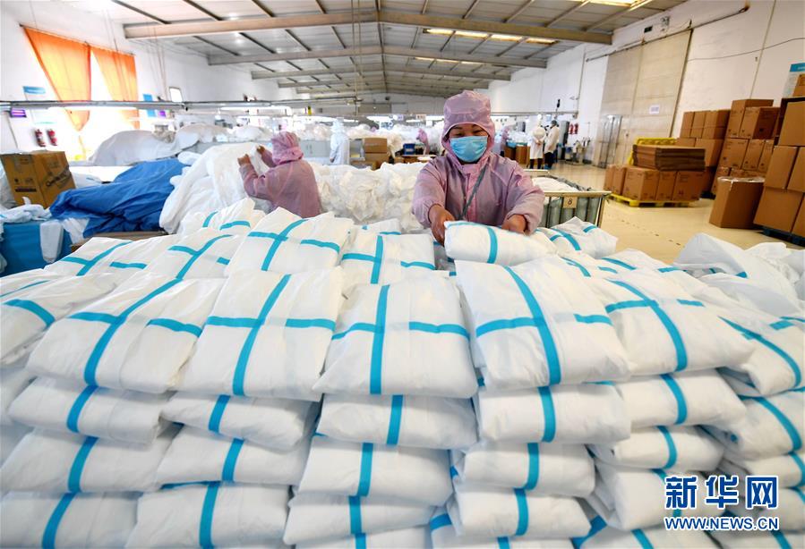 (聚焦疫情防控·圖文互動)(5)我們能多產一件,前方就少一份風險——醫用防護服“河北制造”緊急“起飛”記