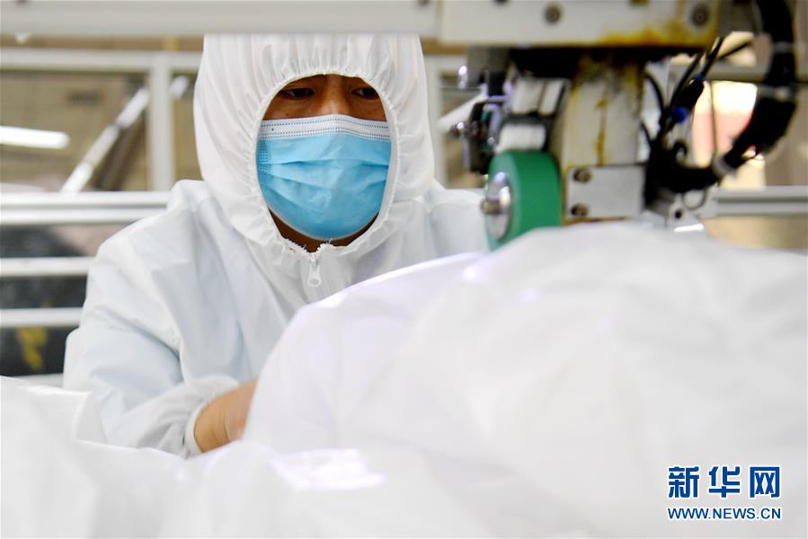 (聚焦疫情防控·圖文互動)(7)我們能多產一件,前方就少一份風險——醫用防護服“河北制造”緊急“起飛”記