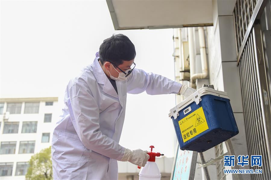 (新華全媒頭條·圖文互動)(12)滄海橫流顯本色 戰“疫”一線黨旗紅——全國各領域基層黨組織和廣大黨員奮力打好疫情防控阻擊戰(1)