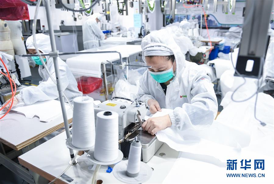 (聚焦疫情防控·圖文互動(dòng))(2)把最好的留給最需要的醫(yī)護(hù)人員——深圳醫(yī)療物資企業(yè)生產(chǎn)見(jiàn)聞