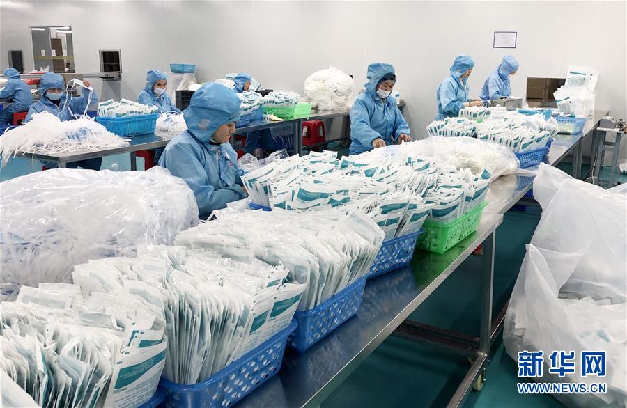 (聚焦疫情防控·圖文互動(dòng))(4)把最好的留給最需要的醫(yī)護(hù)人員——深圳醫(yī)療物資企業(yè)生產(chǎn)見(jiàn)聞