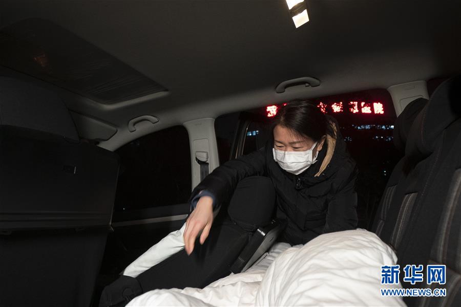 (一線抗疫群英譜·圖文互動)(2)特寫:為節省10分鐘,這對醫護夫妻“以車為家”