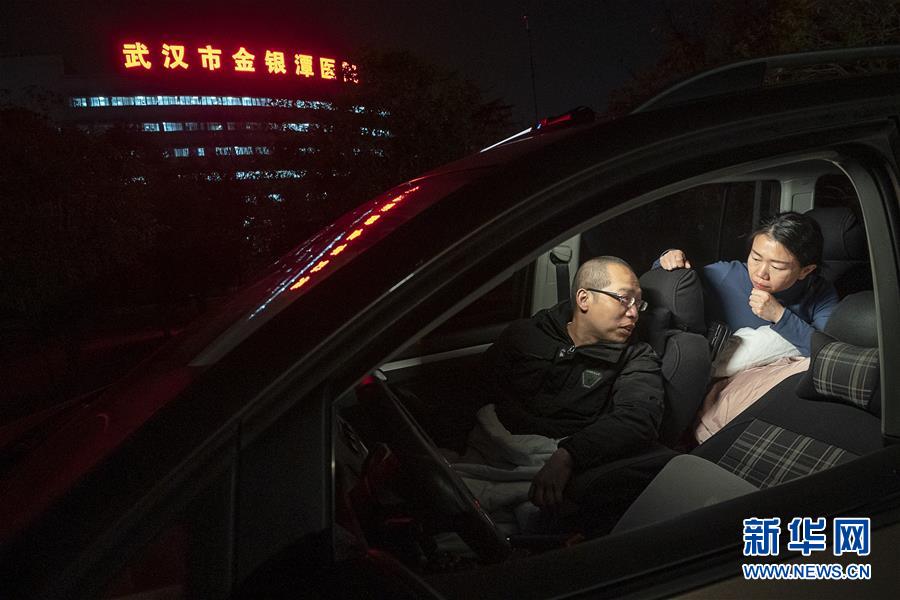 (一線抗疫群英譜·圖文互動)(3)特寫:為節省10分鐘,這對醫護夫妻“以車為家”