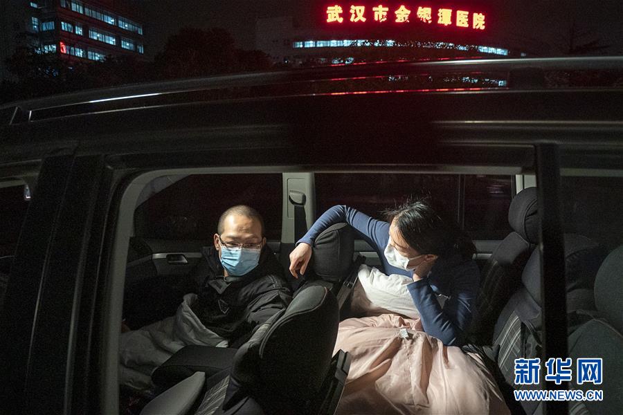 (一線抗疫群英譜·圖文互動)(4)特寫:為節省10分鐘,這對醫護夫妻“以車為家”