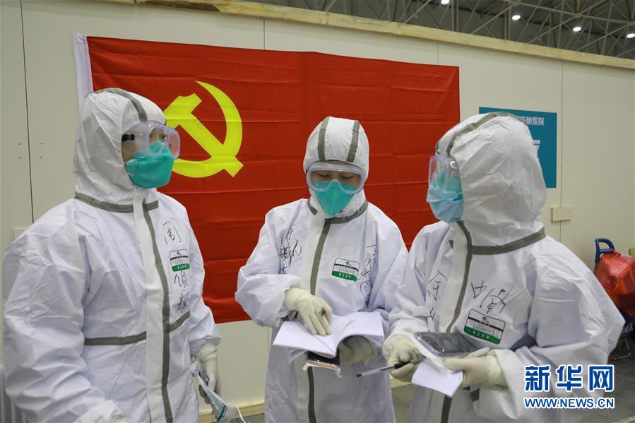 (新華全媒頭條·圖文互動)(2)滄海橫流 英雄本色——致敬抗疫一線的勇士們