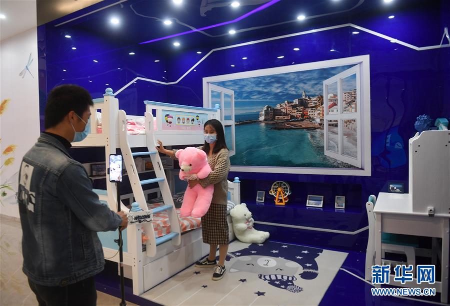 (圖文互動)(9)展會變直播 員工變網紅——千億元家具產業別樣復工復產路