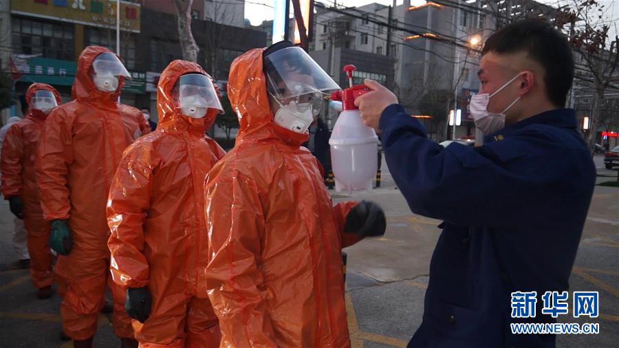 (一線抗疫群英譜·圖文互動(dòng))(2)洪湖有支“毒水”轉(zhuǎn)運(yùn)隊(duì)