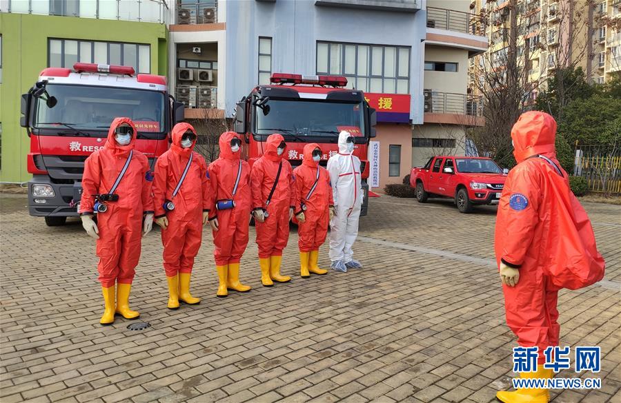 (新華全媒頭條·圖文互動)(1)“疫”線閃耀“火焰藍”——記奮戰湖北抗疫一線的消防救援隊伍