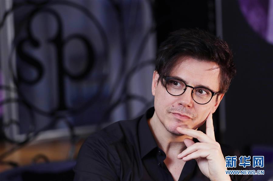 (國(guó)際·圖文互動(dòng))(3)通訊:手牽手,我們共同驅(qū)散陰霾——法國(guó)音樂人創(chuàng)作抗疫歌曲背后的故事