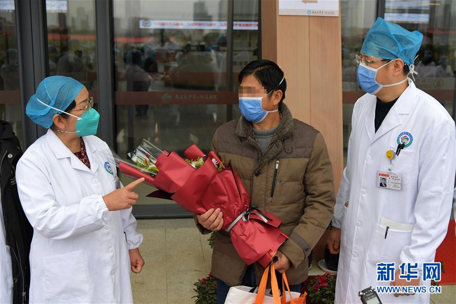 (在習近平新時代中國特色社會主義思想指引下——新時代新作為新篇章·習近平總書記關(guān)切事·圖文互動)(10)口罩擋不住你的美——戰(zhàn)“疫”一線巾幗掠影