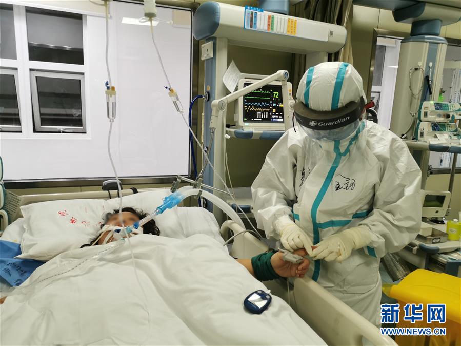 (一線抗疫群英譜·圖文互動)(2)生命之光,溫暖“無面之交”——記抗疫一線重癥監護室90后護士金鈺