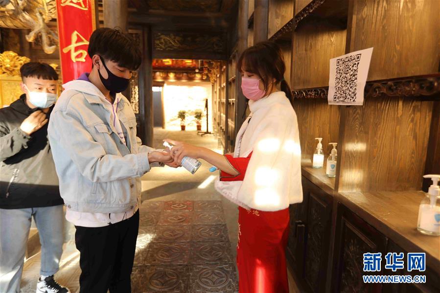 （圖文互動）（5）特寫：限人數、分餐吃、用公筷——偏遠小城“吃飯”見聞