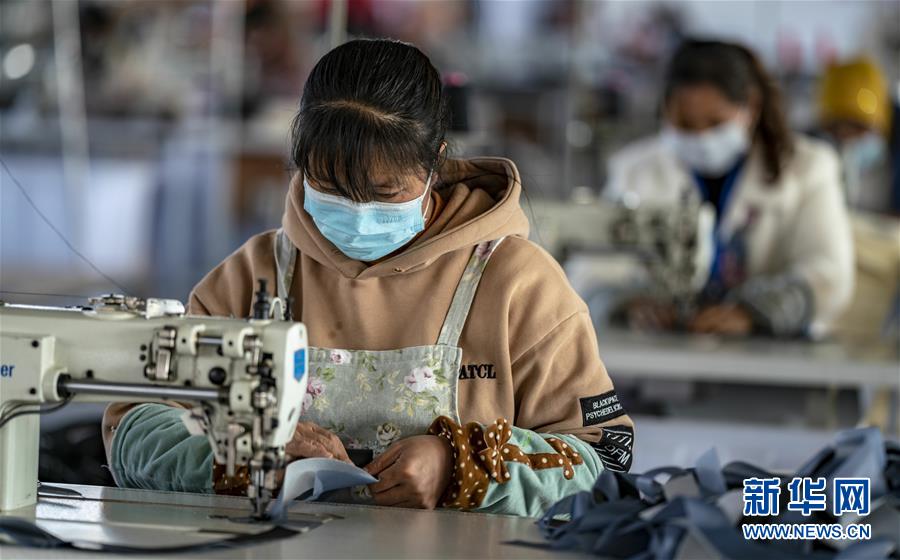 （在習(xí)近平新時(shí)代中國(guó)特色社會(huì)主義思想指引下——新時(shí)代新作為新篇章·習(xí)近平總書(shū)記關(guān)切事·圖文互動(dòng)）（1）戰(zhàn)“疫”要?jiǎng)艜r(shí)，戰(zhàn)“貧”再加把勁！——中央各部門(mén)助力脫貧攻堅(jiān)很給力