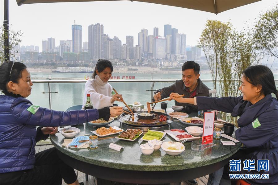 (聚焦復工復產·圖文互動)(3)重慶兩江又飄火鍋香