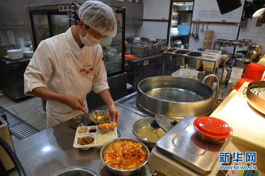 (聚焦復工復產·圖文互動)(5)觸網接單、開發簡餐、直播賣貨——餐企換招自救