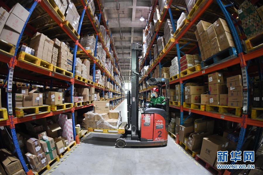 (新華全媒頭條·在習(xí)近平新時代中國特色社會主義思想指引下——新時代新作為新篇章·圖文互動)(9)同心戰(zhàn)“疫”彰顯人民至上——各地各部門貫徹落實習(xí)近平總書記重要指示精神統(tǒng)籌推進疫情防控和經(jīng)濟社會發(fā)展