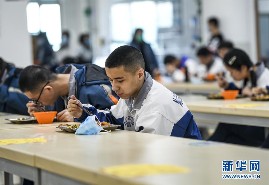 (圖文互動)(6)“早”安同學(xué),“早”安老師!——新疆初高中畢業(yè)班復(fù)課一周回訪見聞