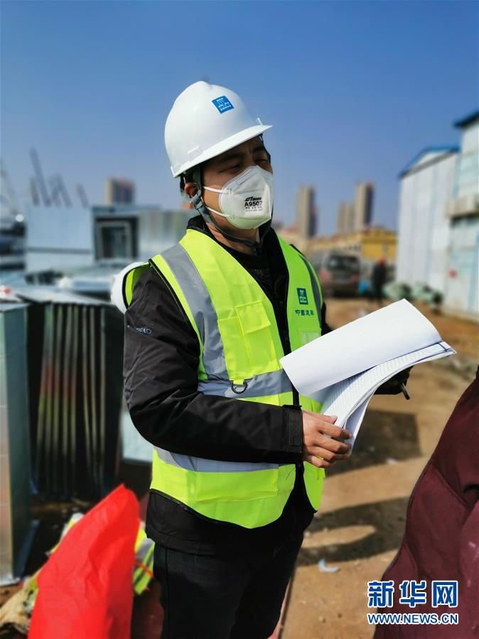 (一線抗疫群英譜·圖文互動(dòng))(1)羅文浩:“女兒,你的名字里有溫暖,有榮光!”