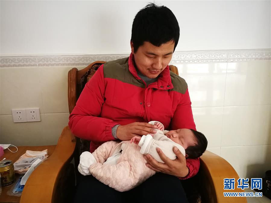 (一線抗疫群英譜·圖文互動(dòng))(7)羅文浩:“女兒,你的名字里有溫暖,有榮光!”