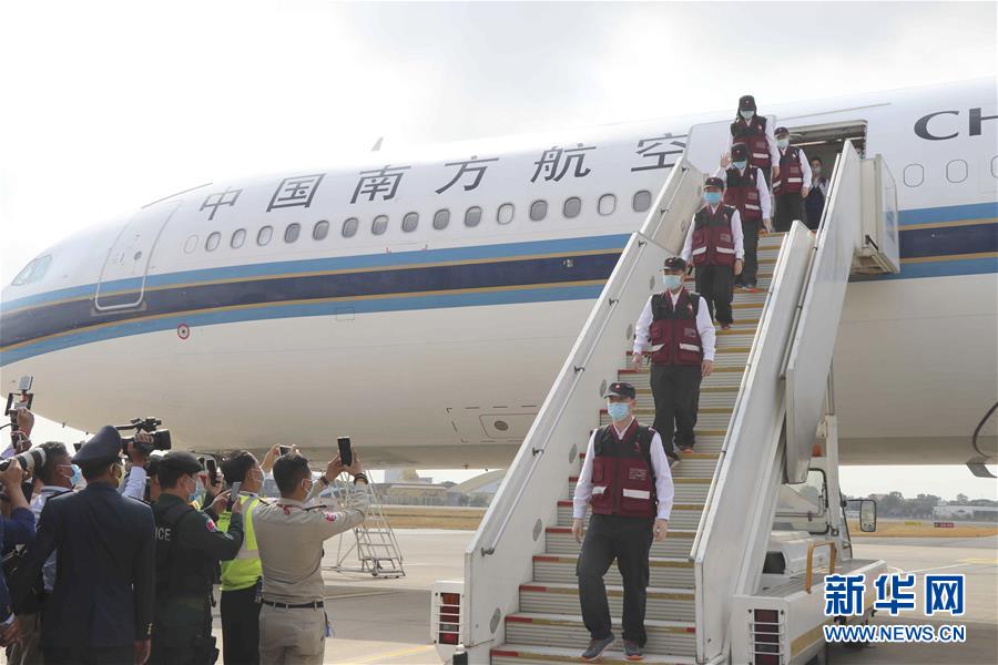 (國(guó)際疫情)(2)中國(guó)醫(yī)療組抵達(dá)金邊助柬埔寨抗擊疫情