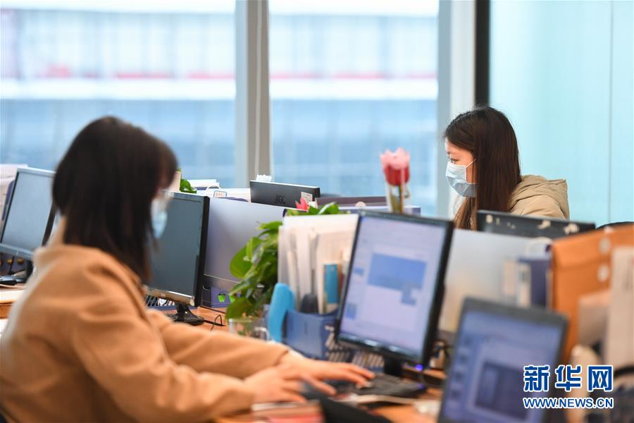 (在習(xí)近平新時(shí)代中國(guó)特色社會(huì)主義思想指引下——新時(shí)代新作為新篇章·習(xí)近平總書記關(guān)切事·圖文互動(dòng))(6)穩(wěn)住千家萬戶的“飯碗”——各地積極穩(wěn)就業(yè)化解疫情影響