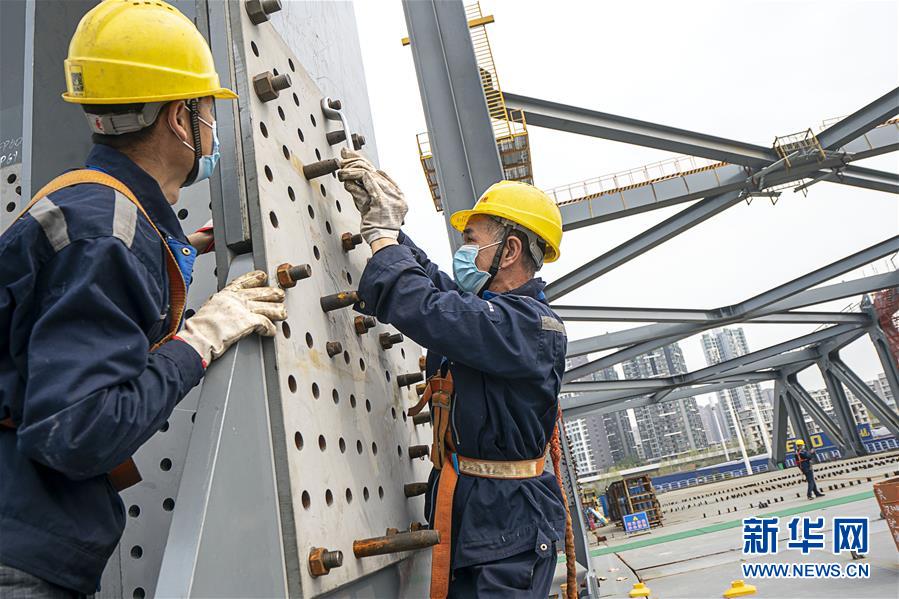 (新華全媒頭條·圖文互動)(7)在艱難中重啟 在陣痛中復(fù)蘇——湖北推動安全有序復(fù)工復(fù)產(chǎn)掃描