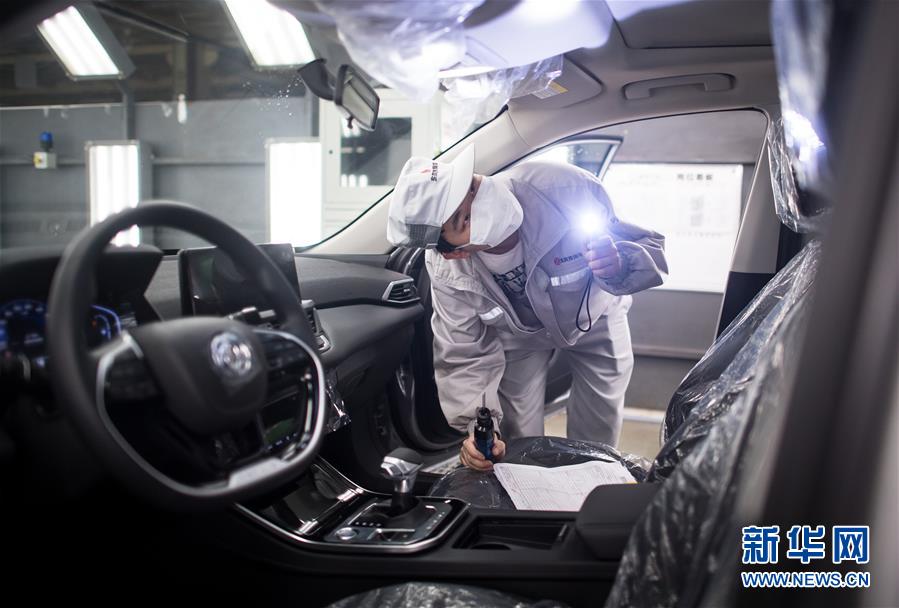 (新華全媒頭條·圖文互動)(17)在艱難中重啟 在陣痛中復(fù)蘇——湖北推動安全有序復(fù)工復(fù)產(chǎn)掃描