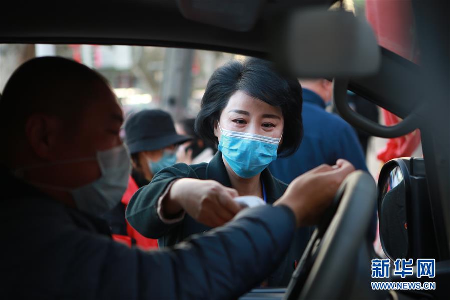 (習近平致敬的戰“疫”英雄·下沉干部篇·圖文互動)(2)他們,挺身而出守防線