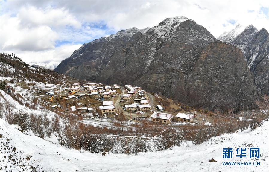 (新華全媒頭條·圖文互動)(1)一面國旗與三代人的守望——記西藏林芝市西日卡村的“紅色”傳承