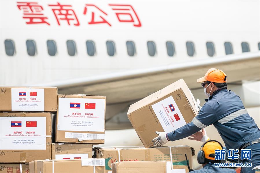 (國際疫情)(4)中國抗疫醫療專家組抵達老撾