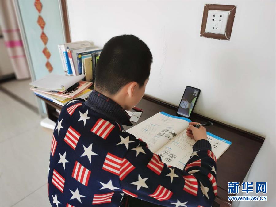 (決戰(zhàn)決勝脫貧攻堅(jiān)·圖文互動(dòng))(1)貧困村的學(xué)生有了免費(fèi)“網(wǎng)約課”