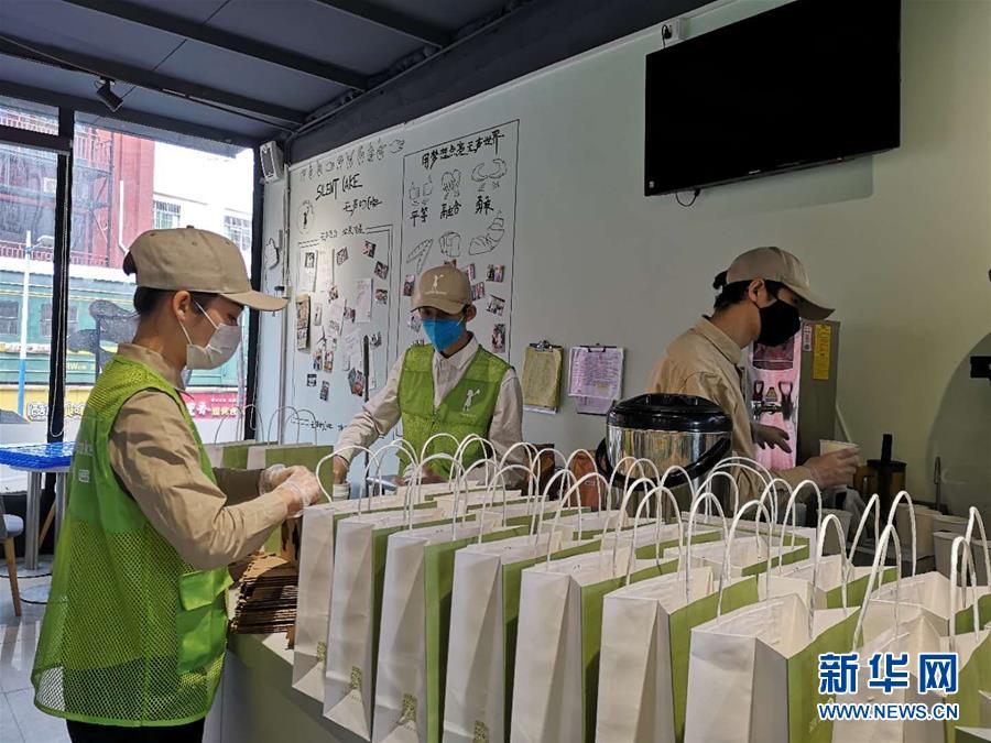 (新華全媒頭條·圖文互動)(10)星火成炬——記戰“疫”中的志愿服務英雄