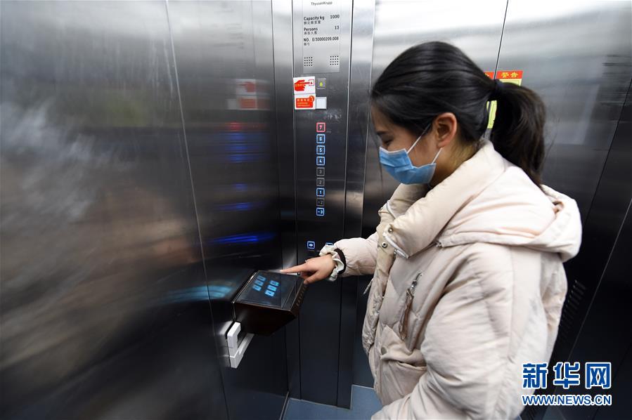 （在習(xí)近平新時代中國特色社會主義思想指引下&mdash;&mdash;新時代新作為新篇章&middot;習(xí)近平總書記關(guān)切事&middot;圖文互動）（12）讓城市更聰明　讓經(jīng)濟(jì)更智慧&mdash;&mdash;各地加快形成數(shù)字新動能促經(jīng)濟(jì)社會行穩(wěn)致遠(yuǎn)