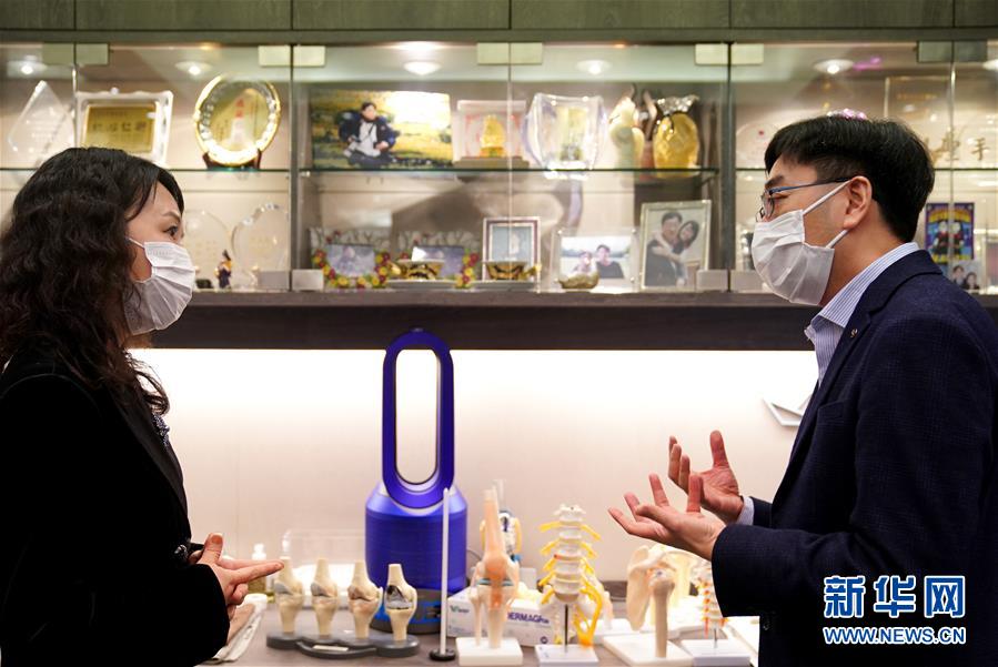 (香港故事·圖文互動)(2)從“非典”到新冠,一位香港醫生親歷的兩次抗疫