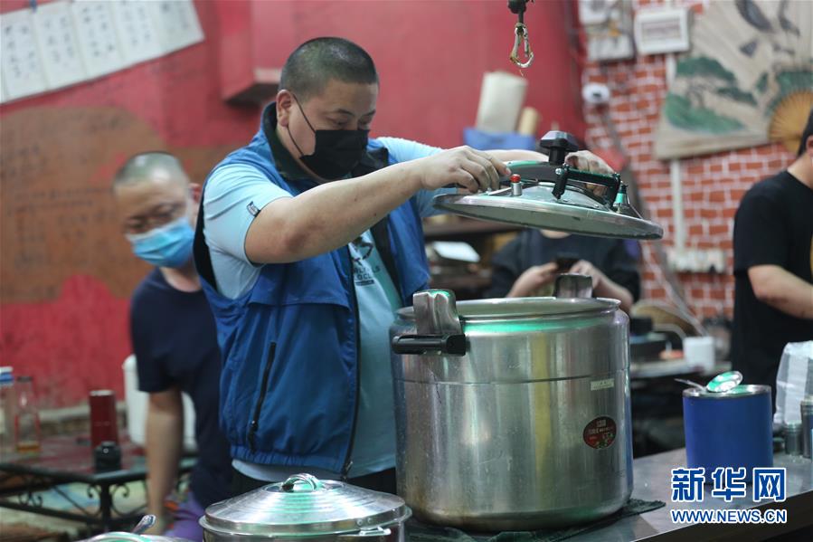 (國際疫情 ·圖文互動(dòng))(1)通訊:加德滿都中國人奉獻(xiàn)的“愛心便當(dāng)”