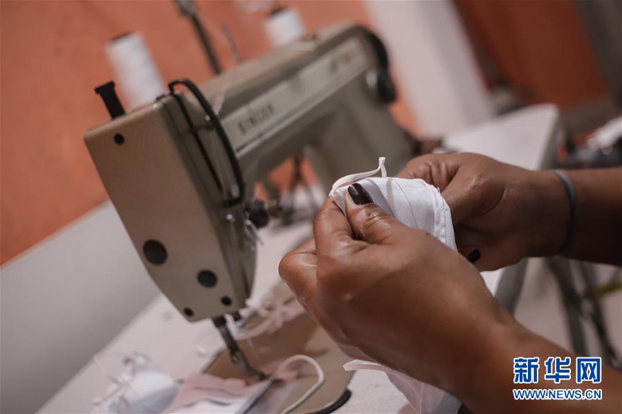 (海外抗疫故事·圖文互動)(2)通訊:自制口罩回饋社會——巴西桑巴舞校“巧手抗疫”