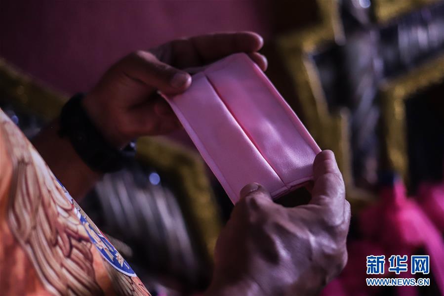 (海外抗疫故事·圖文互動)(4)通訊:自制口罩回饋社會——巴西桑巴舞校“巧手抗疫”