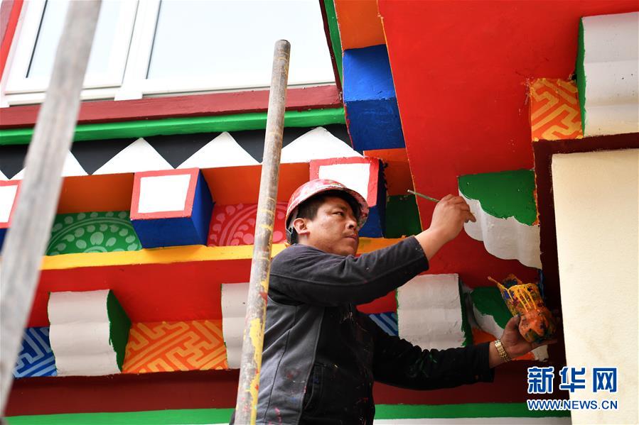 (圖文互動)(3)康巴漢子巧手“畫”出致富路